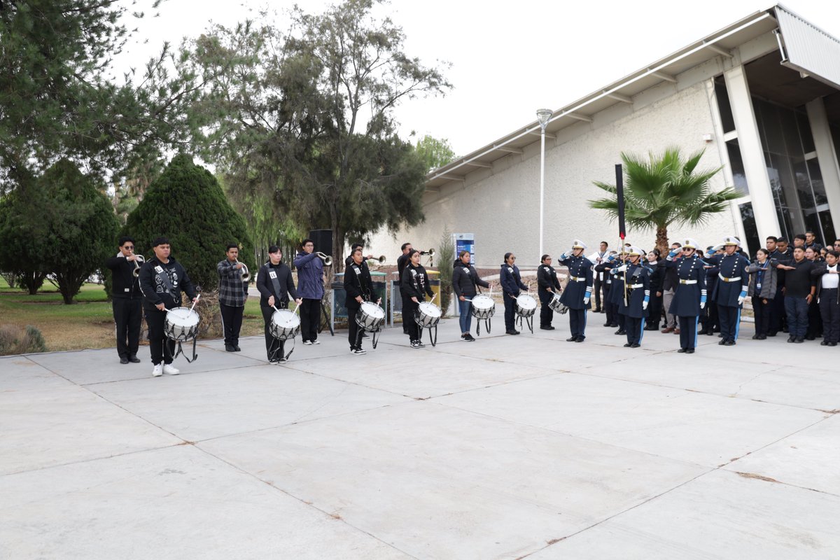 En los primeros Honores a la Bandera del año, la rectora Claudia Isabel Zermeño Guardado dirigió un mensaje a la comunidad universitaria, destacando la importancia de la formación integral y los valores que distinguen a nuestra institución.
#SomosLobos