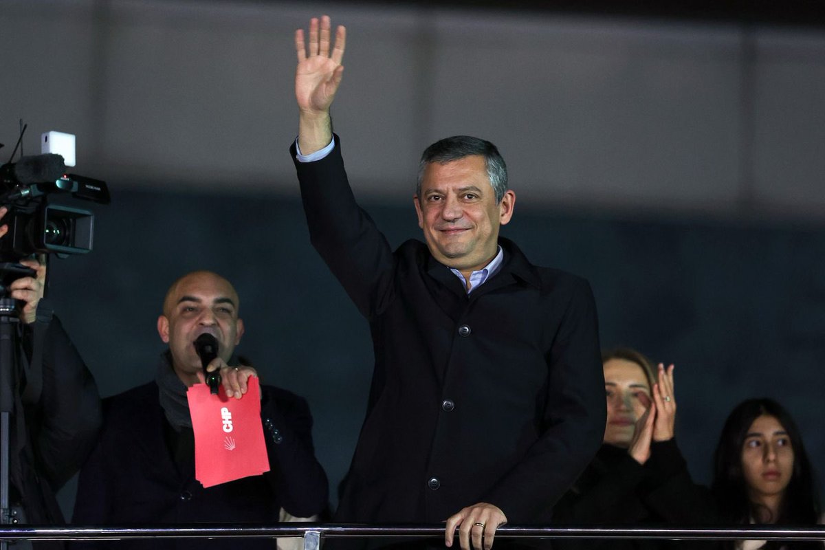 herkesicinCHP's tweet image. Genel Başkanımız Özgür Özel, İstanbul Beşiktaş’ta Barbaros Meydanı’nda düzenlediğimiz ‘Millet İradesine Sahip Çıkıyor’ eyleminde yurttaşlara hitap etti.

"300 gün oldu. ‘30 güne kalmaz perişan olacaklar, insan içine çıkamayacaklar. Birbirlerinin yüzüne, eşlerinin gözüne…