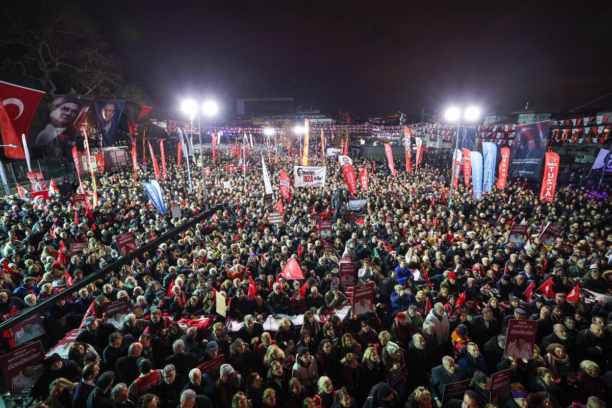 herkesicinCHP's tweet image. Genel Başkanımız Özgür Özel, İstanbul Beşiktaş’ta Barbaros Meydanı’nda düzenlediğimiz ‘Millet İradesine Sahip Çıkıyor’ eyleminde yurttaşlara hitap etti.

"300 gün oldu. ‘30 güne kalmaz perişan olacaklar, insan içine çıkamayacaklar. Birbirlerinin yüzüne, eşlerinin gözüne…