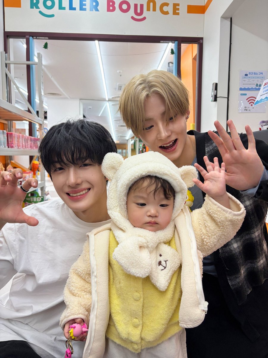 Saygwon's tweet image. Me with two babies. 🍼🐣