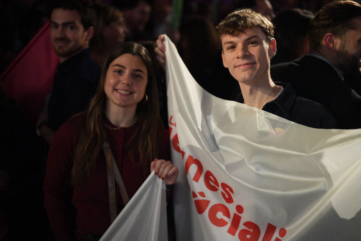🔴 Les <a href="/JeunesSocParis/">Les Jeunes Socialistes Paris</a> sont prêts pour le meeting d'<a href="/egregoire/">Emmanuel Grégoire</a> ce soir. 

Promis, on va bouger les drapeaux pour mettre 𝒟𝒶𝓉𝒾 𝒽ℴ𝓇𝓈 𝒹ℯ 𝓃ℴ𝓉𝓇ℯ 𝓋𝓊ℯ. ✊