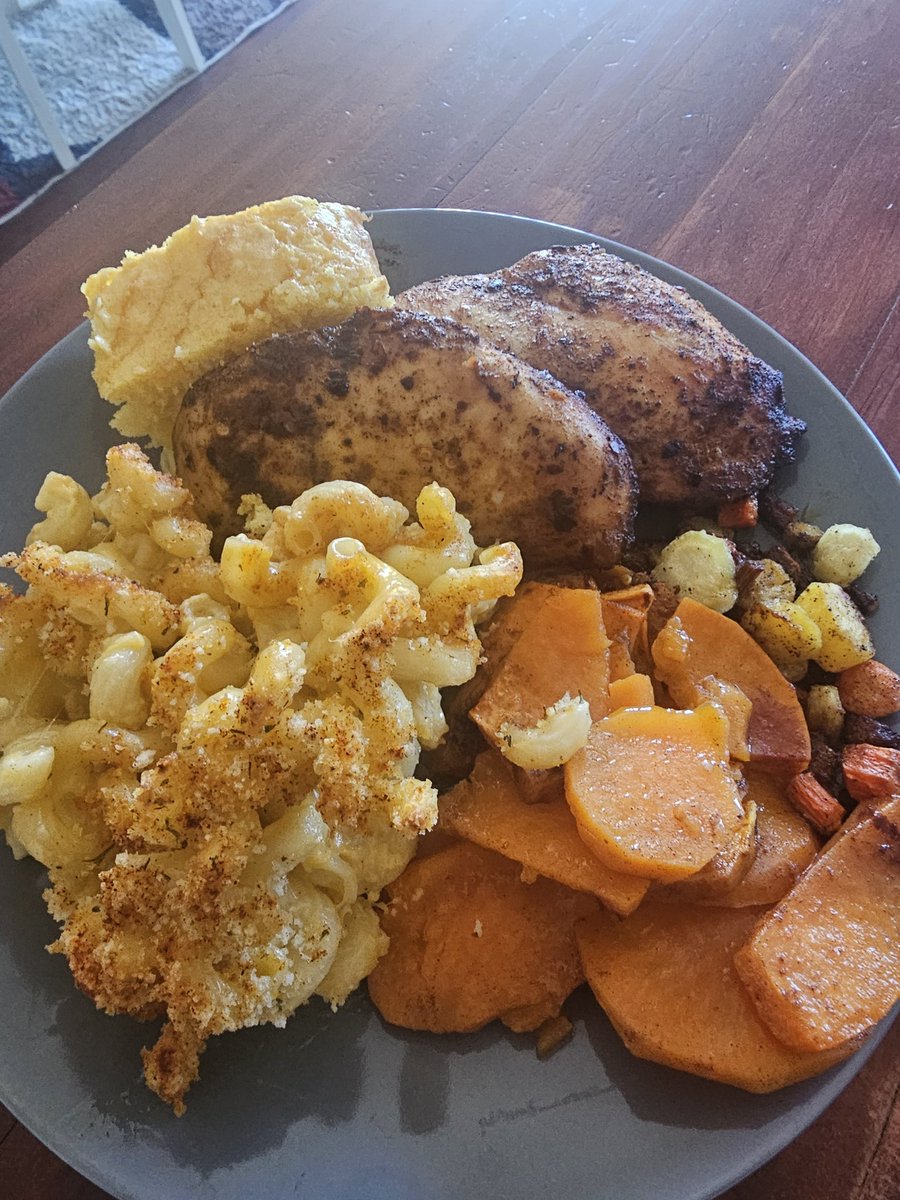 Big back plate....chicken breast, mac n cheese, yams, corn bread and beautiful carrots.  Love love love this soul food, only thing missing is greens!  Can you cook?

#wivescook