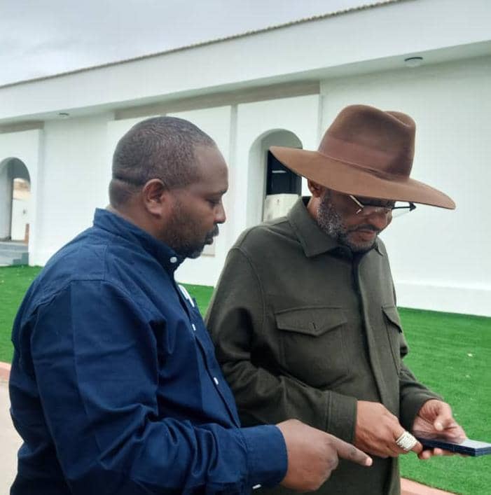 ثلاث نجمات في سماء الوطن حين يضيء الصحفي، ويتقدّم العطاء، وتستعيد الدولة ذاكرتها

كلام سياسة الصافي سالم

في زمنٍ اختلط فيه الغبار بالصوت، وتزاحمت فيه العناوين الصاخبة مع وجع الناس، تبرز بين حينٍ وآخر نجمات حقيقية، لا تلمع بالضجيج، بل بالفعل، ولا تُرى من كثرة الادّعاء، بل من صدق