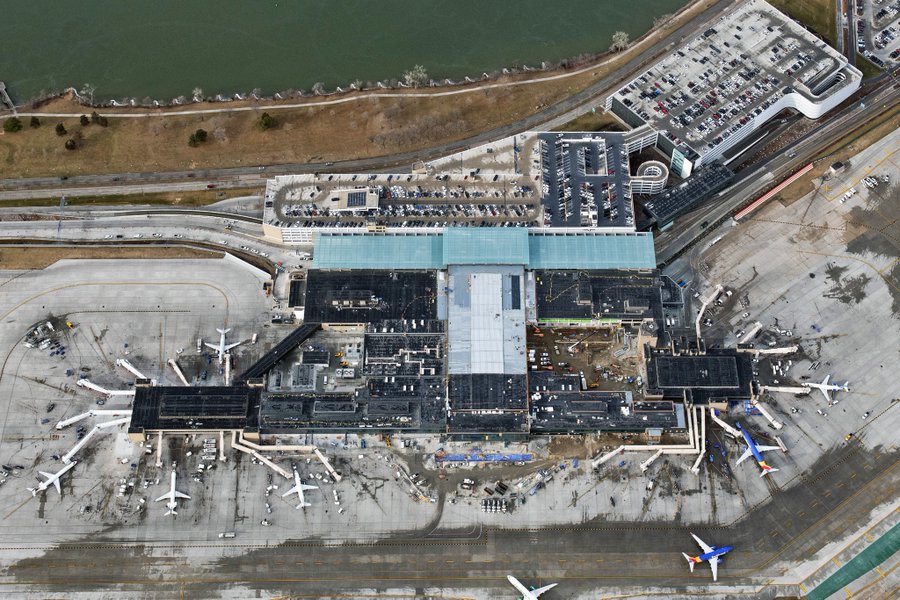 One year into Eppley's $950M transformation: Glass canopy complete, utility plant operational, Central Pavilion under construction. 

Terminal split continues through 2027 with projected 2028 completion. More: BuildOMA.com

📸: <a href="/OMAairport/">Eppley Airfield</a>