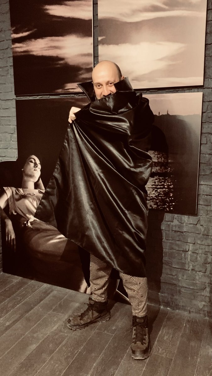 🦇🧛🏻 Kurukahveci Mehmet Efendi sponsorluğunda, Sinematek/Sinema Evi’nin titiz çalışması sonucunda restore edilen “Drakula İstanbul’da” (1953); sadece bir korku filmi değil, aynı zamanda yerli sinemamızın Batı edebiyatıyla kurduğu ilk ve en güçlü köprülerden biridir.