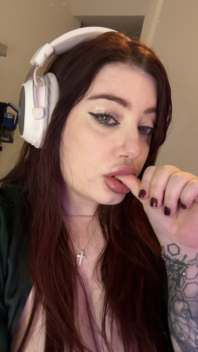 emilyshimmers's tweet photo. shh im concentrating… or maybe just teasing you https://t.co/9vNhaFhnga