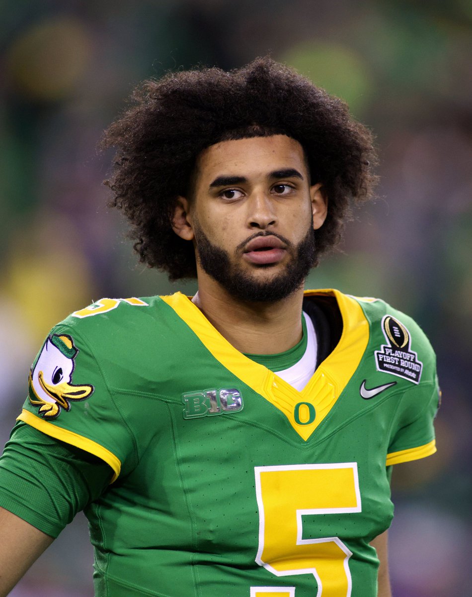 BleacherReport's tweet image. Oregon QB Dante Moore is choosing to RETURN to school for the 2026 season and will forgo the NFL Draft, per @PeteThamel 🤯

Former Nebraska QB Dylan Raiola recently transferred to Oregon 👀