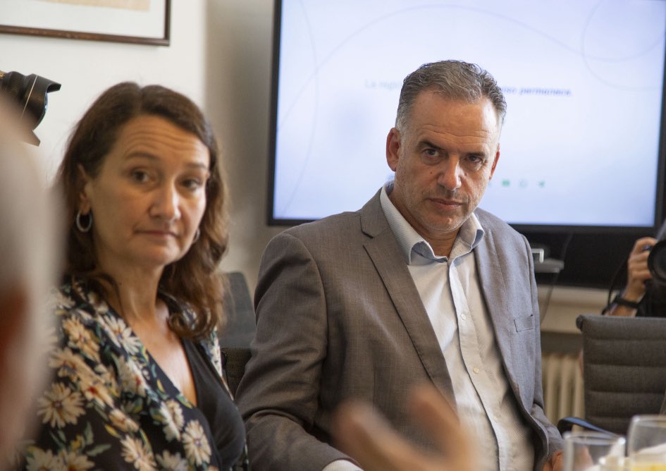 El presidente de la República, <a href="/OrsiYamandu/">Yamandú Orsi</a>, participó de una reunión de intercambio sobre la actualidad internacional y regional, junto a expertos en política exterior, organizada por <a href="/CEFIRregion/">CEFIR</a>.

 🔗gub.uy/presidencia/co…