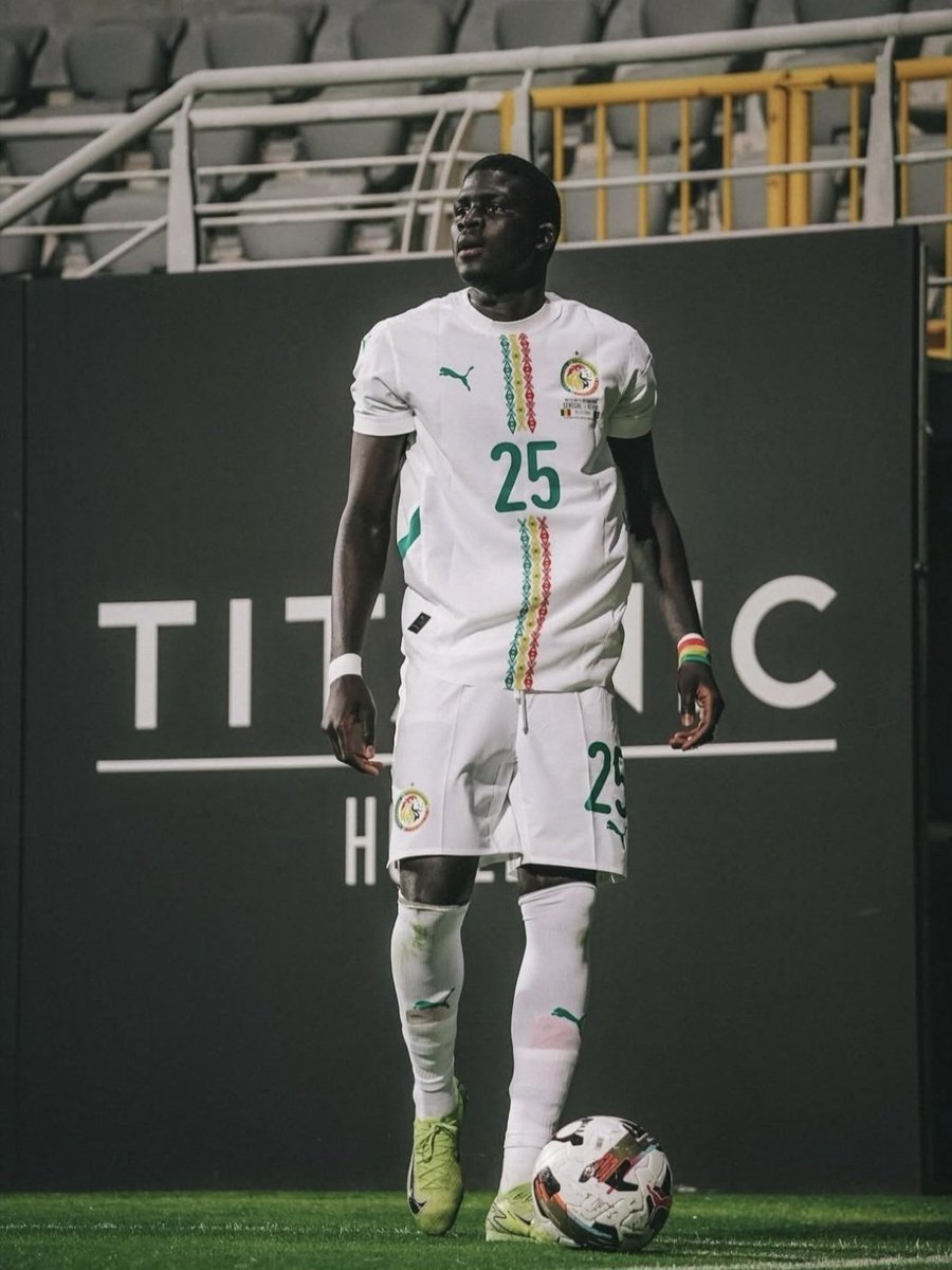 sarremassamba's tweet photo. El Hadji Malick DIOUF, notre Dieuwrigne national qui a effacé Mo SALAH en 90 minutes de jeu ! 😌😁😂🤣🇸🇳🔥
#SENEGY #CAN2025 #InDaPocket https://t.co/jsxUnc4KQd