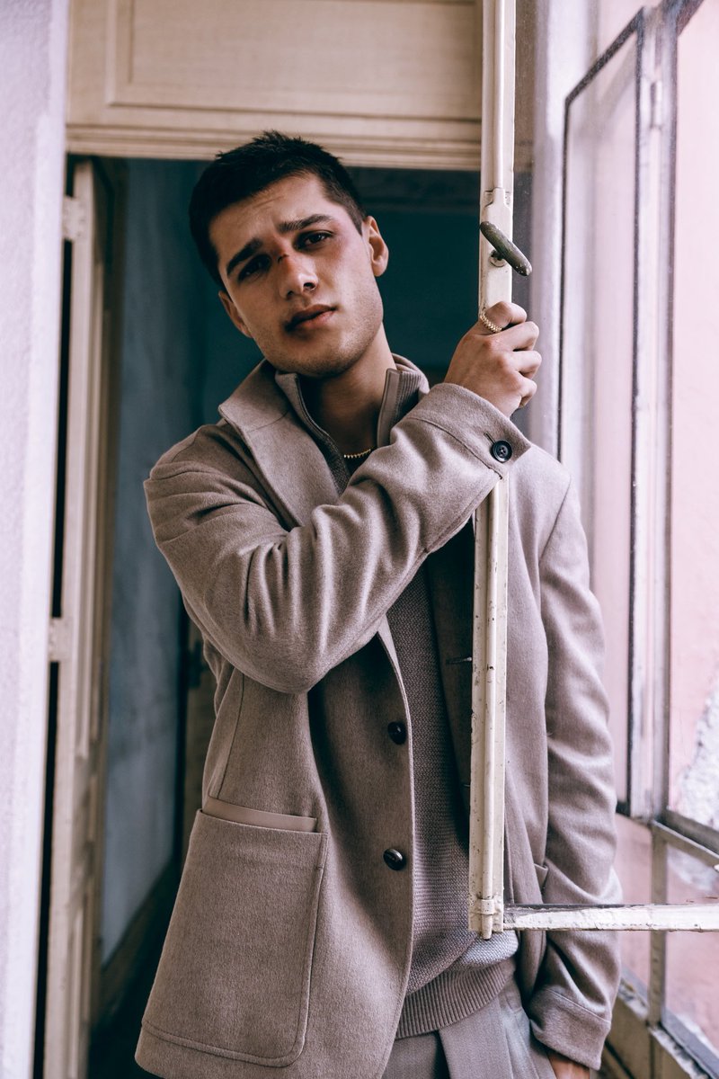 . 𝐉𝐮𝐚𝐧 𝐏𝐚𝐛𝐥𝐨 𝐅𝐮𝐞𝐧𝐭𝐞𝐬 by 𝐋’𝐁𝐞𝐚𝐮𝐭𝐞́ 𝐇𝐨𝐦𝐦𝐞 #NCMtalent 🎬. 

La primer edición del 2026 de  <a href="/lbeautehomme/">L'Beauté Homme</a> es encabezada por Juan Pablo, quién este año estrena una de las series más importantes de @Netflix 🎥. 

Talento: #JuanPabloFuentes 👤