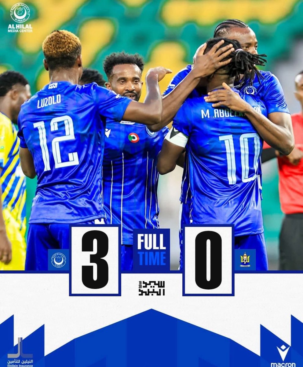 BDCalgary's tweet photo. الهلال السوداني يصنع ظاهرة كروية نادرة: يحقق الفوز في دوريَين وطنيَين في نفس اليوم

سطّر نادي الهلال السوداني حدثًا استثنائيًا في عالم كرة القدم، بعدما نجح في تحقيق الفوز في مباراتين رسميتين ضمن دوريَين مختلفين — الدوري الرواندي والدوري السوداني — في اليوم نفسه وبفارق زمني بسيط بين المباراتين. ورغم أن حسم اللقب لم يتحقق بعد، فإن هذا الإنجاز وحده يمثل ظاهرة نادرة تستحق التوثيق والاحتفاء.

تأتي فرادة هذا الحدث من كون الهلال يشارك حاليًا في بطولتين وطنيتين في آن واحد. فنتيجة للظروف الاستثنائية التي يمر بها السودان، يواصل الهلال نشاطه الكروي عبر المشاركة في الدوري الرواندي إلى جانب استمراره في الدوري السوداني. أن يحقق الفريق انتصارين رسميين في مسابقَتين وطنيتَين في نفس اليوم، فهذا أمر يكاد لا يوجد له مثيل في تاريخ كرة القدم العالمية.

وكان الهلال قد حقق في العام الماضي إنجازًا لافتًا عندما توّج بالدوريين السوداني والموريتاني في نفس العام، غير أن ذلك كان في أوقات مختلفة. أما ما حدث اليوم فيتميّز بتزامن الفوزَين تقريبًا، وبكون النادي يلعب فعليًا في دوريَين في الوقت ذاته.

هذا الإنجاز لا يقتصر على الجانب الفني فقط، بل يعكس قدرة عالية على التنظيم والعمل الإداري، وروحًا كبيرة لدى اللاعبين والجهاز الفني الذين يواصلون الأداء بثبات رغم البعد عن الوطن وتعدد الرحلات وتغيّر البيئات الكروية. فالمنافسة في دوريَين تتطلب وفرة في العناصر، ومرونة تكتيكية، وقوة ذهنية تحمِل الشعار في كل ملعب.

يمتدّ معنى هذه الظاهرة إلى ما هو أبعد من كرة القدم. فالهلال اليوم يجسّد صورة من صور صمود الرياضي السوداني، وإصراره على الاستمرار والتحدّي رغم الظروف. كما يمنح جماهيره داخل السودان وخارجه جرعة أمل ورسالة واضحة: كرة القدم لم تتوقف، والهوية باقية، والطموح لا ينكسر.

وحتى مع بقاء مسألة التتويج النهائي مفتوحة بانتظار ما ستسفر عنه الجولات القادمة، فإن ما حدث يستحق أن يُكتب في سجلات التاريخ الرياضي: نادٍ واحد ينافس في دوريَين وطنيَين في آن واحد، ويخرج منتصرًا في كليهما في نفس اليوم.

من أم درمان إلى كيغالي، ومن داخل الوطن إلى الشتات، يملك عشاق الهلال كل الحق في الفخر بهذا اليوم المختلف. فالأرقام ستُسجّل النتائج، لكن الرواية الأعمق ستروي أن الهلال كان — ولا يزال — صانعًا للحكايات الكبيرة في كرة القدم.