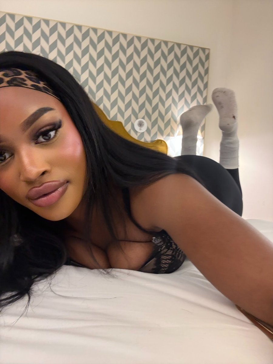 Goddessbaddiie's tweet image. Mir ist langweilig.🥱
Unterhaltet eure wunderschöne schwarze Herrin.👸🏽🖤

#bnwo #ebonyfindom #Socken  #herrin #domina #melkung #tribut #sklaven #zahlsklave
#bnwo  #bdsm #zahlschwein #femdom #feetdom #füße #getragenesocken #domina #findom 
#ebony #misstres #blackgirls #cashslave