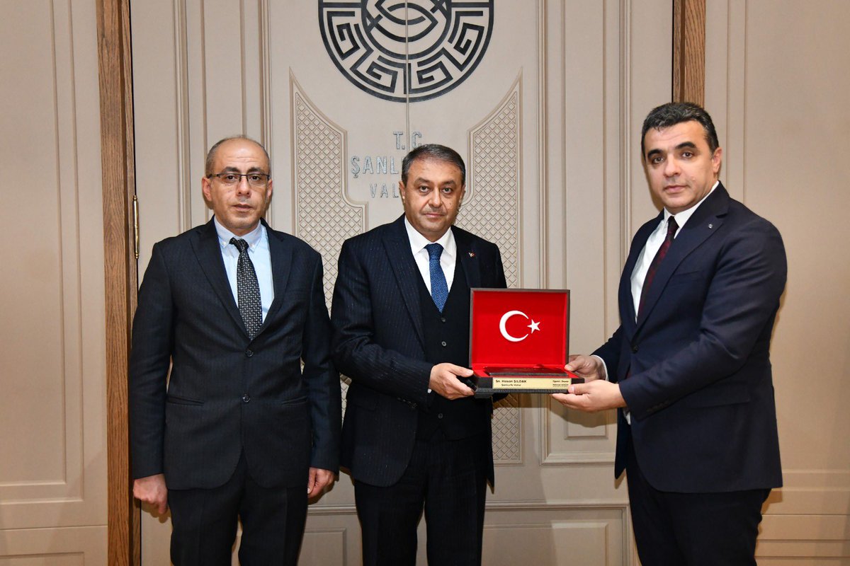 Valimiz Sayın <a href="/hasansildak/">Hasan ŞILDAK</a> ‘ı İlçe Koordinatörümüz Ahmet Şamdancı ile birlikte ziyaret ettik.
Nazik kabulleri, samimi ilgileri ve misafirperverlikleri için Sayın Valimize teşekkür ediyoruz.