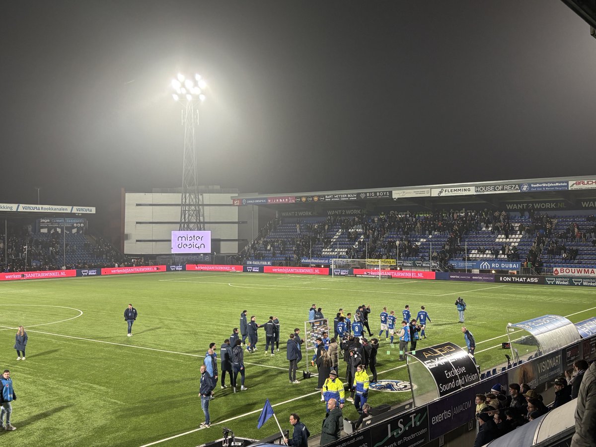 JeroenKapteijns's tweet photo. FC Den Bosch loopt een bedankrondje na de sterke tweede helft met een veelvoud aan kansen, twee afgekeurde goals en een eregoal van Danny Verbeek. #dbopsv https://t.co/2ckuBXfX9v