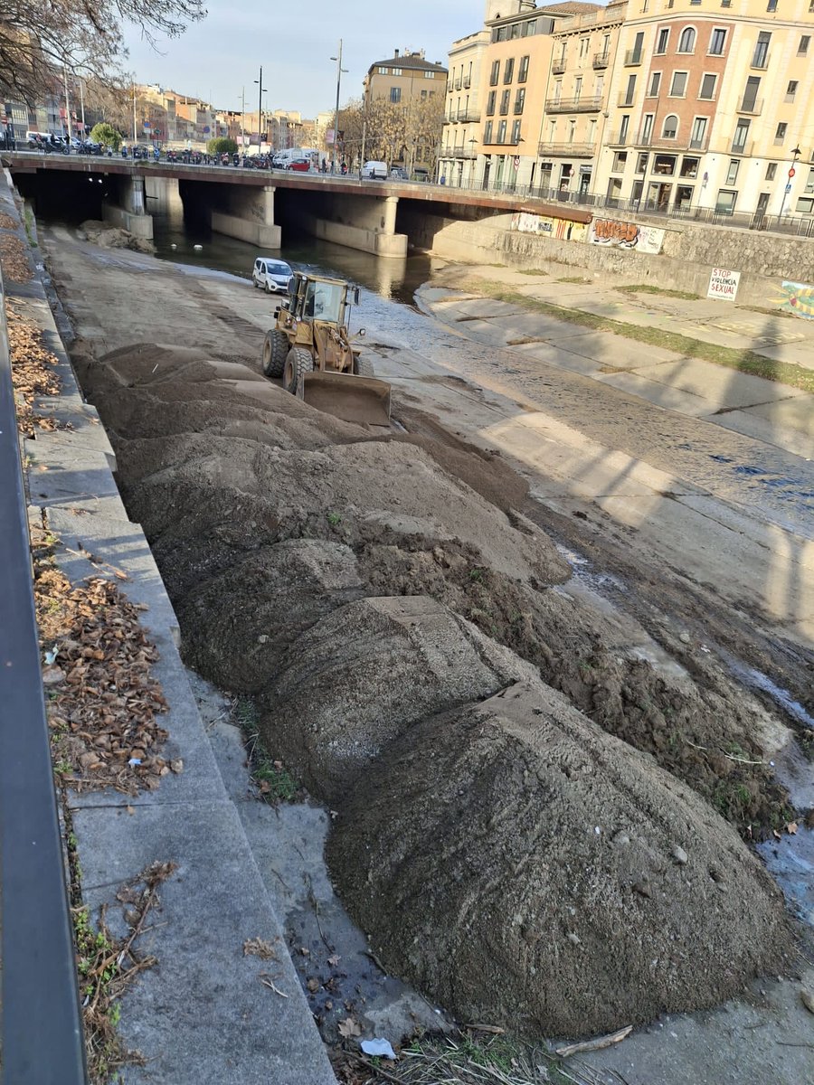 sergicot's tweet image. No sempre es veu tota la feina, però també és essencial.
Intervenim a la llera de l’Onyar per garantir un millor funcionament hidràulic de la plaça Catalunya i protegir-ne infraestructures clau davant futurs temporals 🌊 

Per fer Girona més resilient al canvi climàtic, actuem.