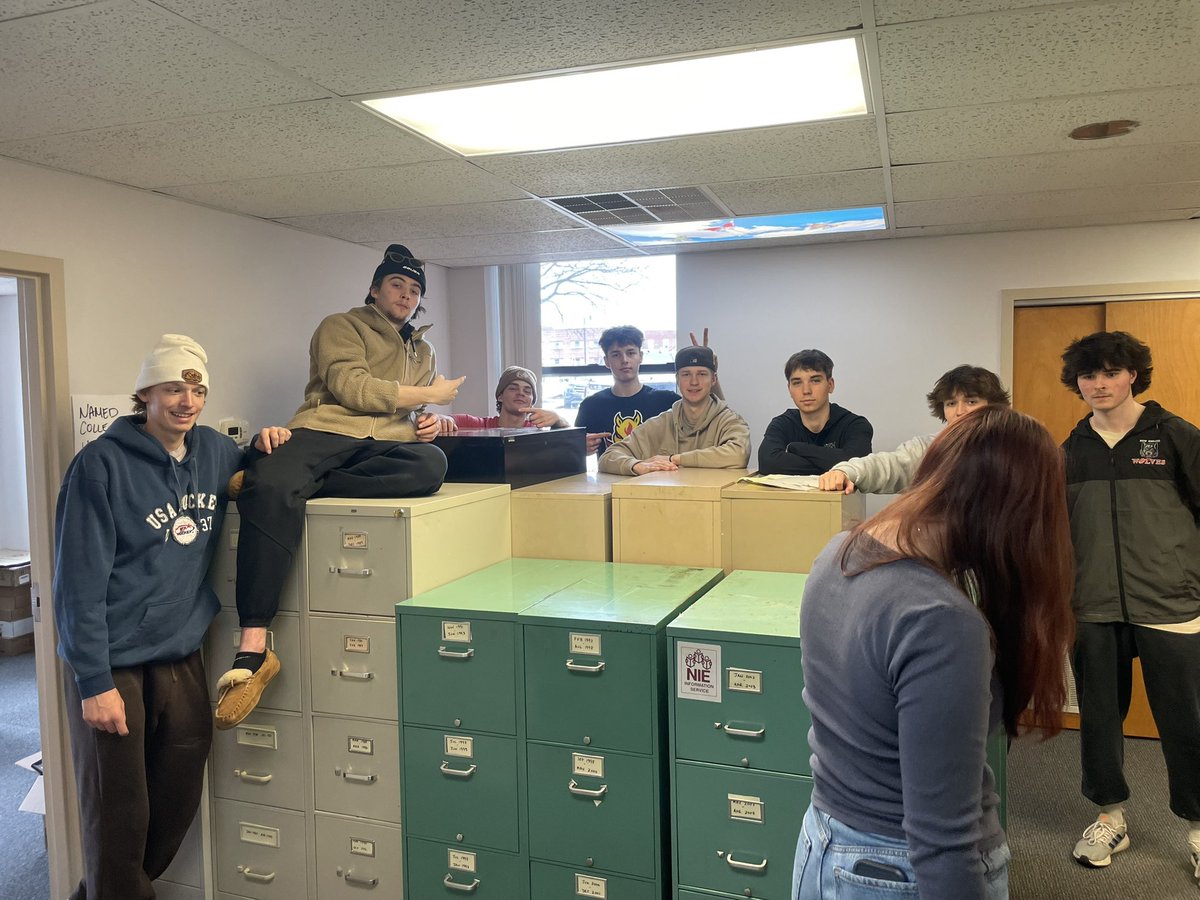 newenglandwolv1's tweet image. So impressed by these young men.  They stick together, work and grow together.
Today they volunteered their time with the Laconia Historical Society.  Junior hockey is about more than just the on ice. ❤️ #newolves @USPHL