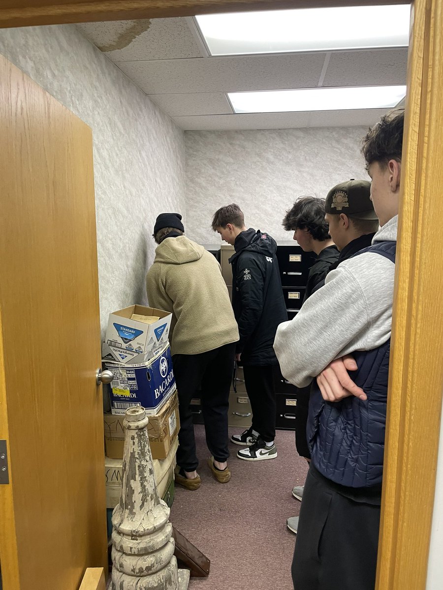 newenglandwolv1's tweet image. So impressed by these young men.  They stick together, work and grow together.
Today they volunteered their time with the Laconia Historical Society.  Junior hockey is about more than just the on ice. ❤️ #newolves @USPHL