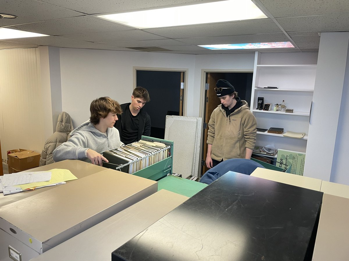 newenglandwolv1's tweet image. So impressed by these young men.  They stick together, work and grow together.
Today they volunteered their time with the Laconia Historical Society.  Junior hockey is about more than just the on ice. ❤️ #newolves @USPHL