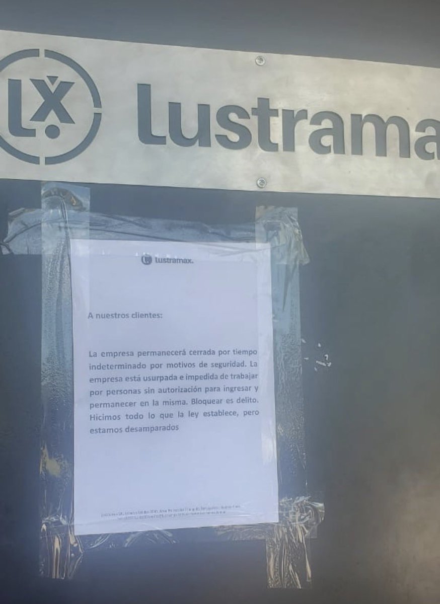 florenciarietto's tweet image. La empresa Lustramax cerró por tiempo indeterminado a la espera de la orden judicial de desalojo. Quedaron adentro del playón los usurpadores promovidos por Myriam Bregman. Cualquier cosa que suceda en la empresa es responsabilidad de ellos.
