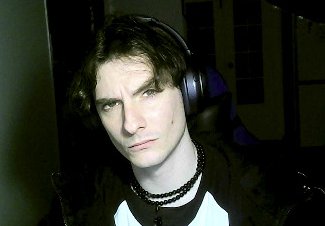 Level 3 knockdown, okizeme gratis.
El rival a píxel de vida. Dudas seriamente que quiera tirar nada.
Se tira un Level 3 guarrísimo que se le oye el mando desde fuera del local.
La putísima cara que te pone cuando lo miras: