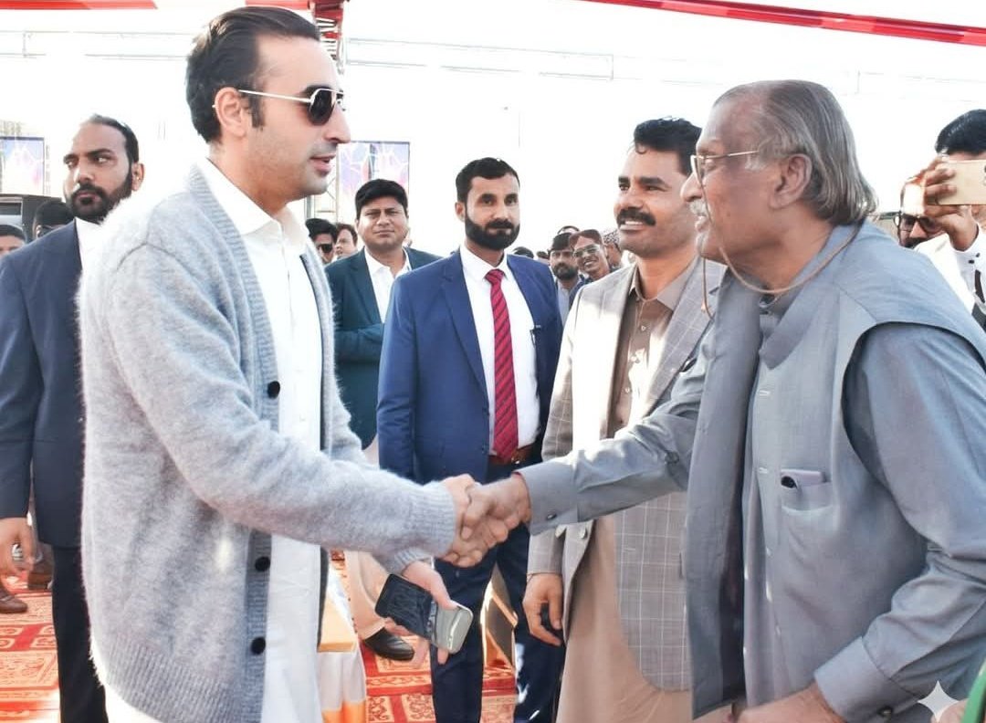 PPP Chairman Bilawal Bhutto Zardari, after his speech, personally checked on senior PPP leader Dr Khatu Mal Jeevan’s health in Mithi and urged his son to take care of him. ❤️
This moment reflects the Chairman’s heartfelt respect for elders and community leaders. <a href="/BBhuttoZardari/">Bilawal Bhutto Zardari</a>