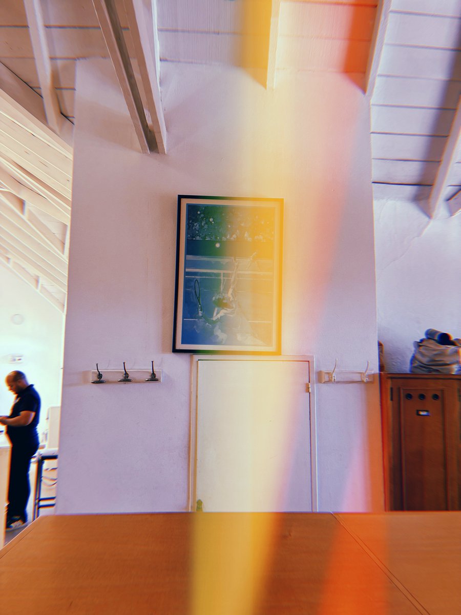 Había un póster/cuadro de Edberg en la pared, emocionante. *se me cae el DNI*