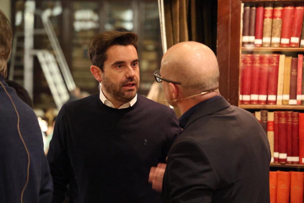 📚He asistido en <a href="/ateneodemadrid/">Ateneo de Madrid</a>, junto a <a href="/patxilopez/">patxilopez</a>, a la presentación de la segunda novela de <a href="/JGALLEGOonfire/">JesúsGallego🐬</a>, “Náufragos del cielo”, que aborda la tragedia del Avianca011, en la que fallecieron 181 personas.

📚Un libro que cuenta con un padrino de excepción: Iñaki Gabilondo.