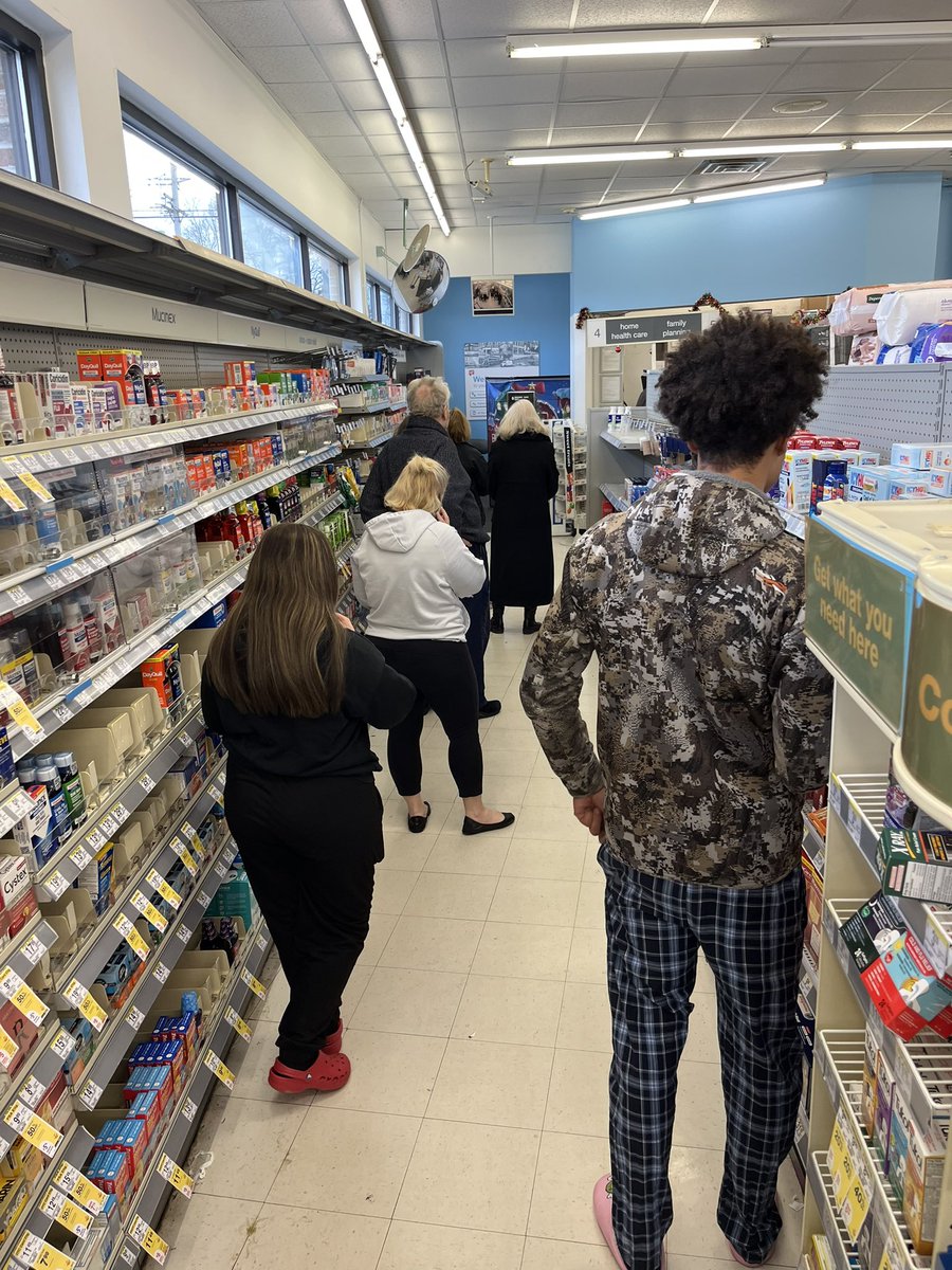 CynthiaBatty's tweet photo. @Walgreens another day, another unacceptably long wait. The only reason my husband moved up was the man in front of him abandoned the line and left. How long do you reckon we should wait to pick up a prescription that is ready? It has been 15 minutes already. https://t.co/I63hAASB3I
