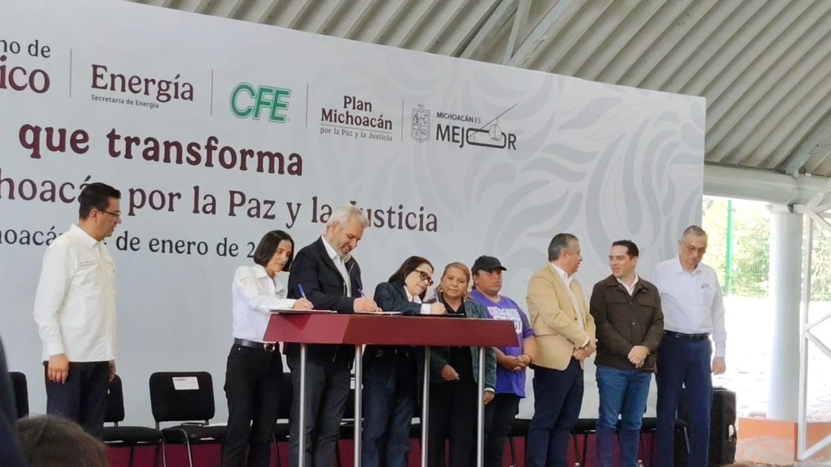 🦋 #Michoacán | Alfredo Ramírez Bedolla, Gobernador de Michoacán, firmó un convenio "Energía que Transforma" con la Comisión Federal de Electricidad (CFE) para llevar luz eléctrica a todos los hogares de la entidad como parte de las acciones del Plan Michoacán.