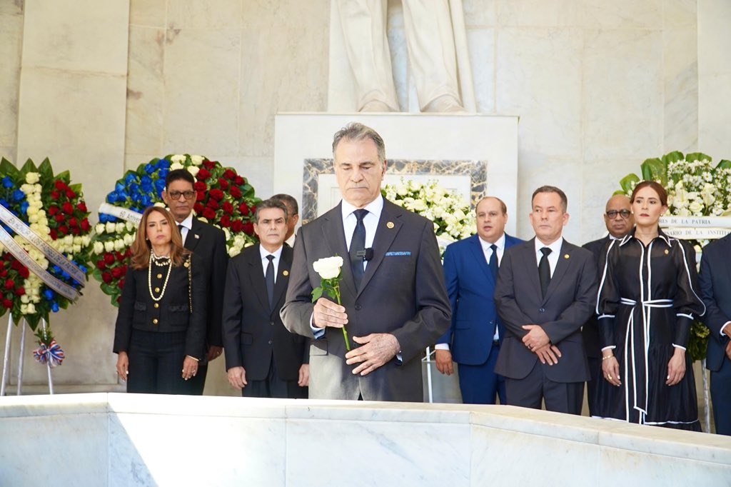 El Tribunal Superior Electoral (TSE) inicio este miércoles la conmemoración de su décimo cuarto aniversario de su creación con el depósito de una ofrenda floral en el Altar de la Patria.