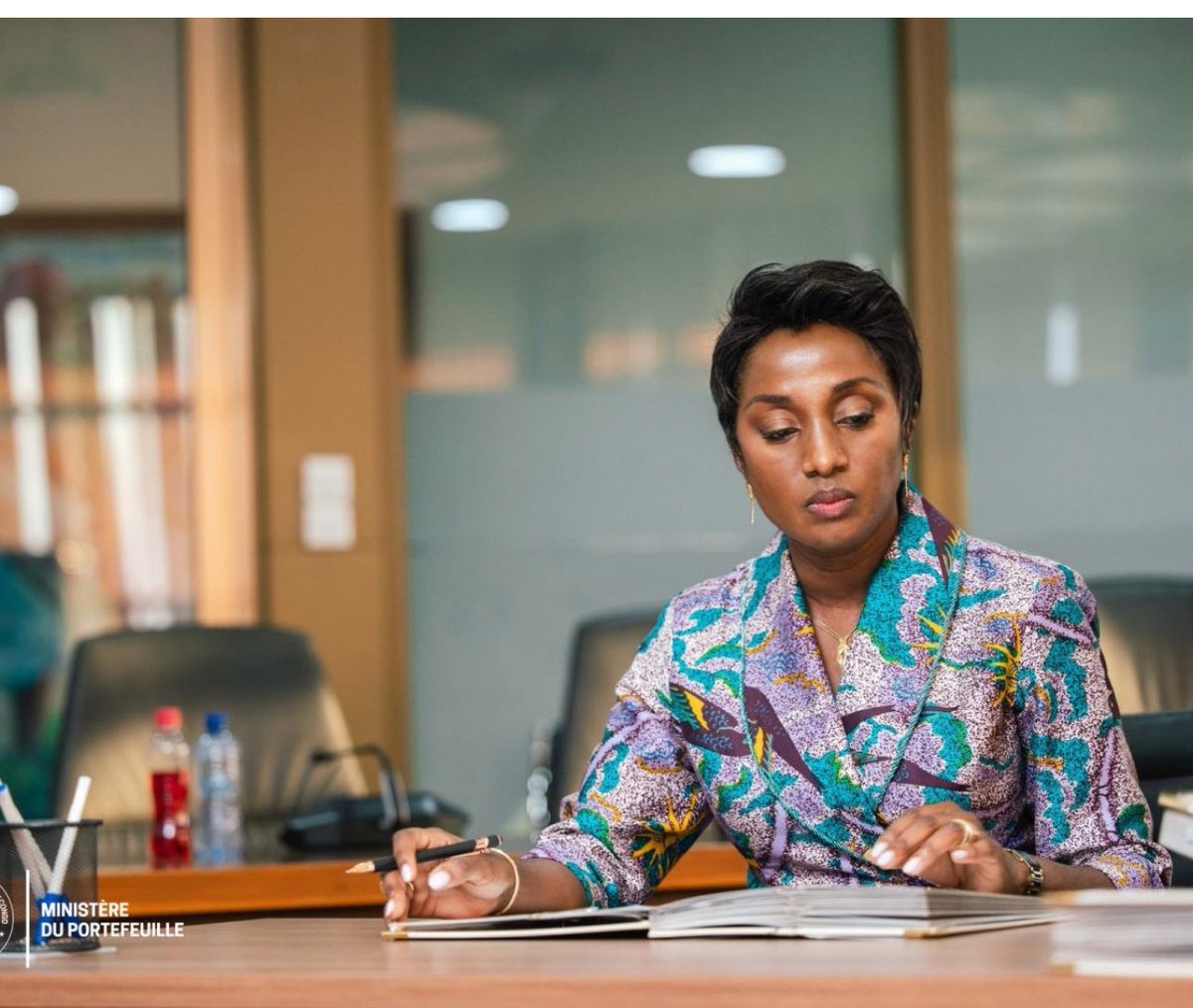 Son excellence <a href="/_JulieShiku/">Julie Shiku</a> est une femme d’État qui sort de l’ordinaire : rigoureuse, courageuse et droite.
Elle a choisi la loi contre la facilité, l’intérêt public contre les pressions.
Une dirigeante rare, qui honore la fonction et protège le bien commun.