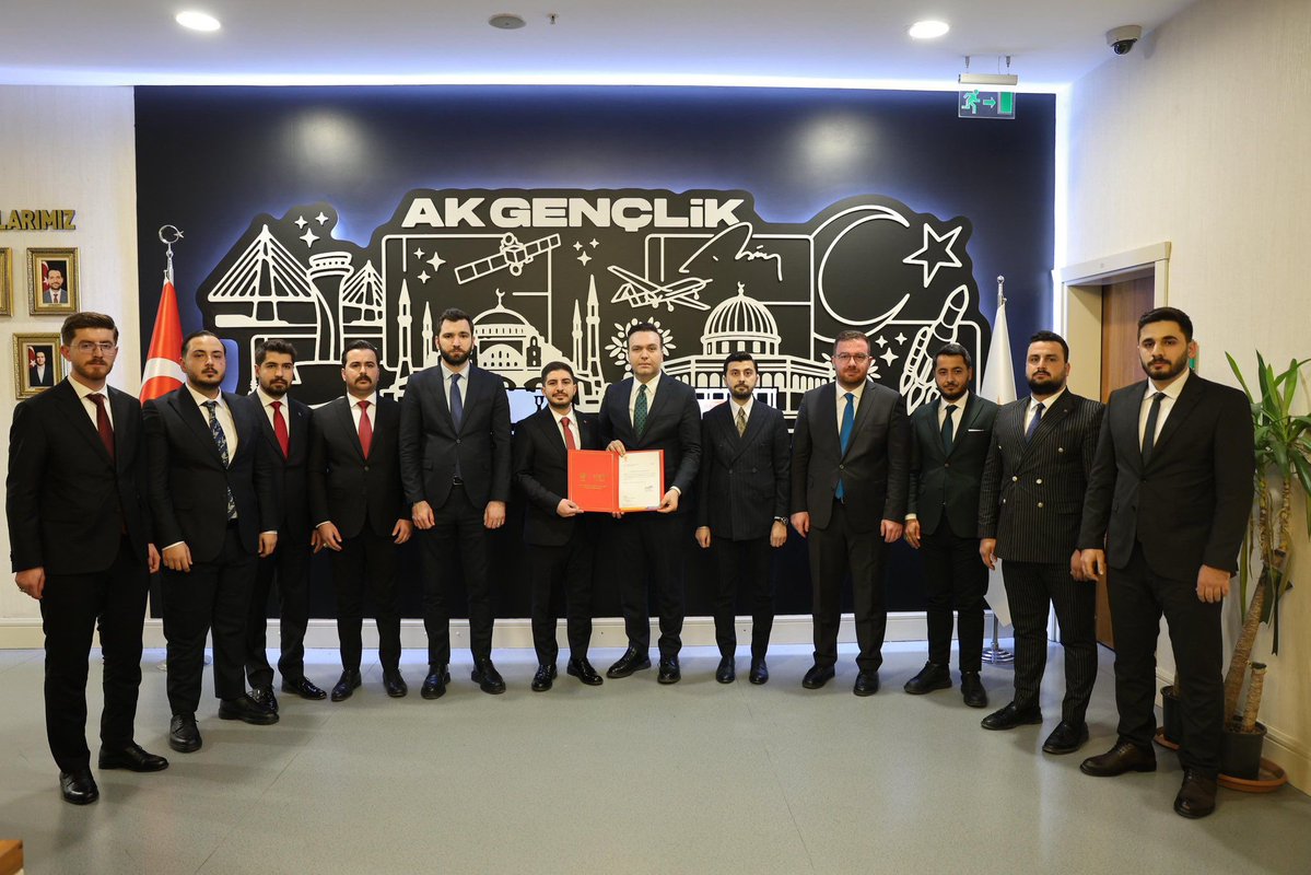 AK Parti Genel Merkezimizin takdiriyle Adıyaman AK Parti Gençlik Kolları Başkanlığı görevini devralmış bulunuyorum.
Bu görevi bir makamdan öte, emanet olarak görüyor; sorumluluğunu yüreğimde hissediyorum.

Başta liderliğiyle yolumuzu aydınlatan
Cumhurbaşkanımız ve AK Parti Genel