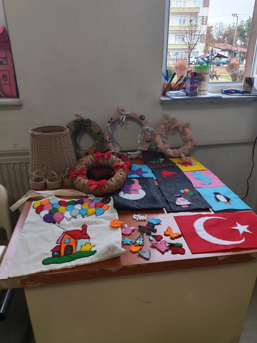 BoyabatMeb57's tweet photo. 🔖 ÖĞRENCİLERİMİZ OLDU ÖĞRETMEN

🗝️ Mevlana MTAL öğrencileri atölye çalışmasında ailelerine anahtarlık yapımını öğretti.

https://t.co/aTsPvUSfh9 https://t.co/lzQ1XrXeRA
