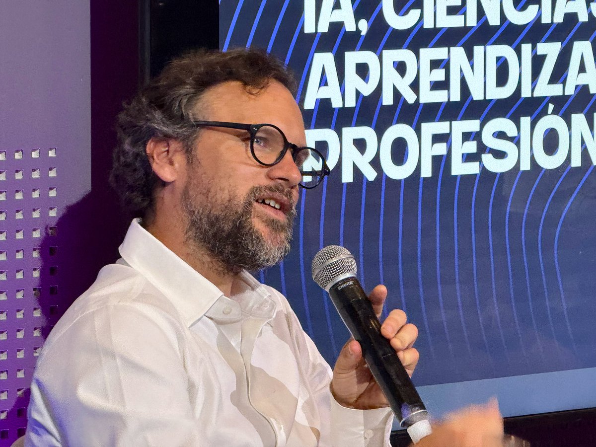 <a href="/ValMMendes/">Val Mendes</a> 💬 Martín Cáceres, director de @innovamineduc destaca la importancia de la alfabetización mediática e informacional frente al uso de la #IA en distintos contextos, la necesidad de “tener una perspectiva crítica respecto a la tecnología y los medios”.