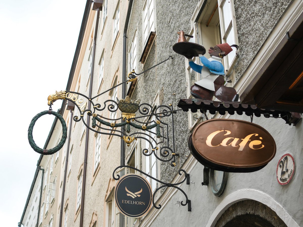 ザルツブルグのメインストリート、私の大好きな看板がずらりと並んでいて楽しすぎた♪ファストファッションのMANGOの看板でさえ豪華✨