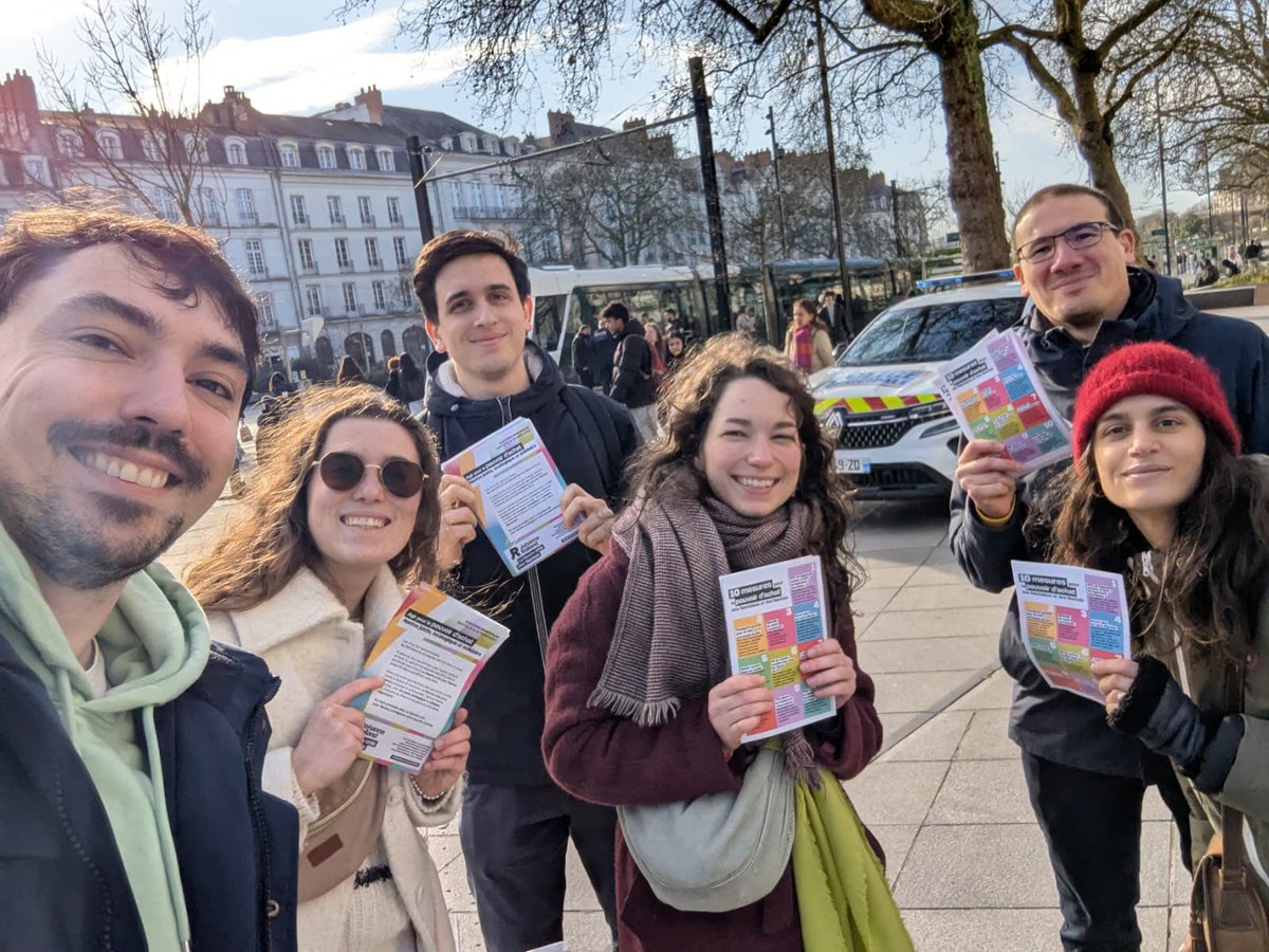 Très forte mobilisation de #LaGaucheUniePourNantes avec <a href="/JRolland_Nantes/">Johanna Rolland</a> ce midi dans le centre et ce soir aux Dervallieres et dans les 11 quartiers de Nantes, pendant que d’autres veulent rendormir Nantes …

#PourNousCestNantes