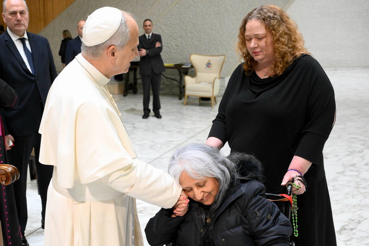 Some sweet moments of Pope Leo at his general audience today. ❤️