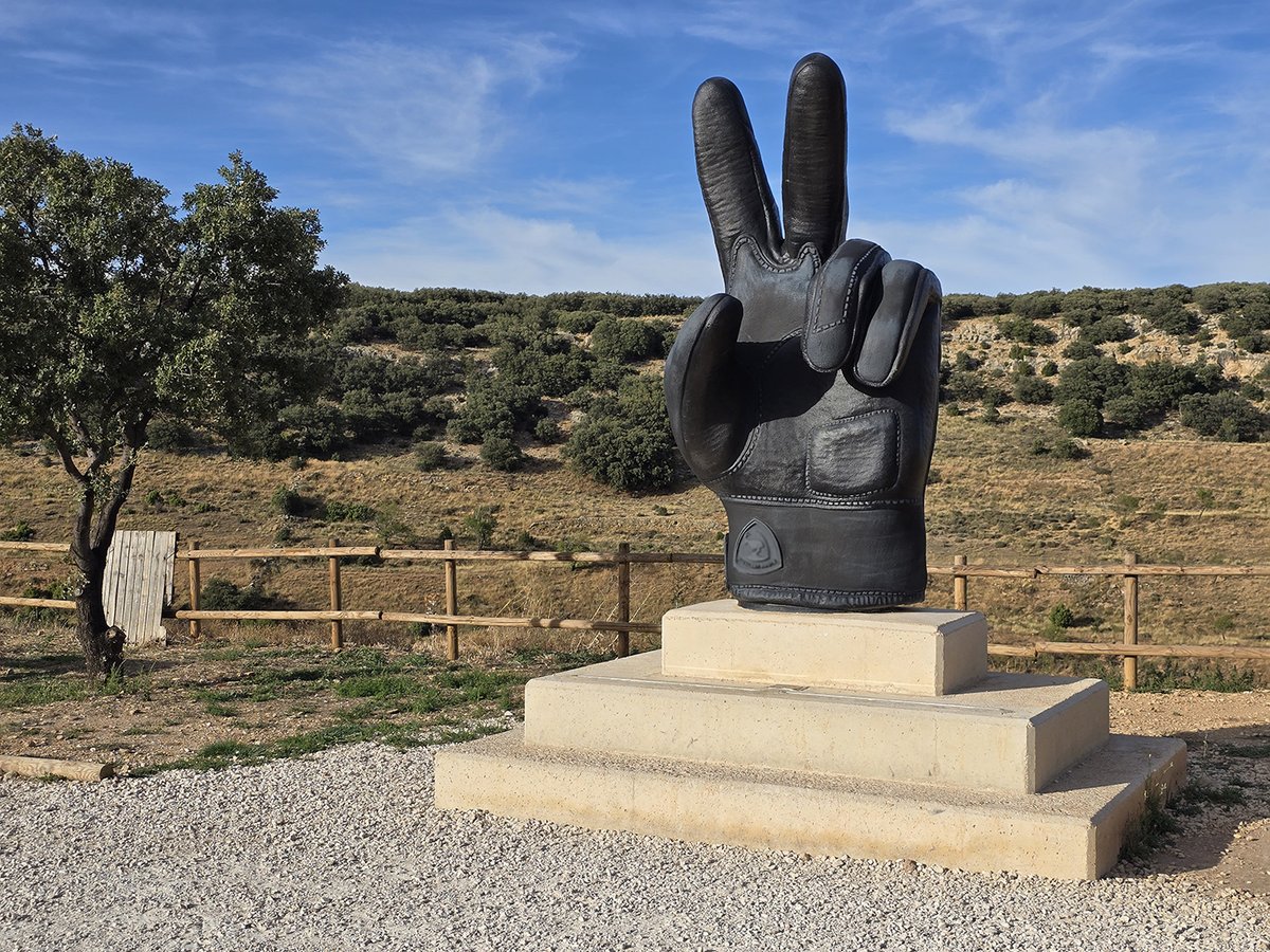 BirratourEsp's tweet image. P 5⃣ 📸 ¿Más motivos para viajar a la provincia de #Teruel? Recorrer una impresionante carretera panorámica que discurre entre las comarcas del Maestrazgo y Andorra Sierra de Arcos.  Paisajes únicos, curvas, preciosos pueblos... ¿Cómo se llama esta ruta?

A) Rider Route
B) Driver…