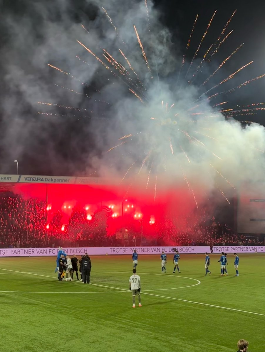 Ultramaniatics's tweet photo. Den Bosch tifo &amp; pyroshow 
#dbopsv
📸📽 @groundhopNL 
🇳🇱 14.01 https://t.co/rFhQEpe3mP