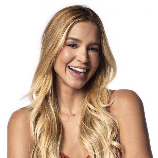 poponze's tweet image. Kerline ironiza boatos que tem um social media gay cuidando de sua conta:

“Engajem a última publi no meu perfil se não eu vou ter que demitir o estagiario gay que eu prendi no meu porão”.