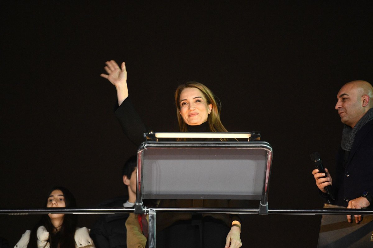 ozgurcelikchp's tweet image. Beşiktaş, kumpaslara ve iftiralara karşı tek yürek oldu.

Genel Başkanımız Özgür Özel öncülüğünde, Cumhurbaşkanı adayımız Ekrem İmamoğlu, Beşiktaş Belediye Başkanımız Rıza Akpolat ve tüm yol arkadaşlarımızın özgürlüğü için Beşiktaş Meydanı'nda bir araya geldik. 

İrade kazanacak,…