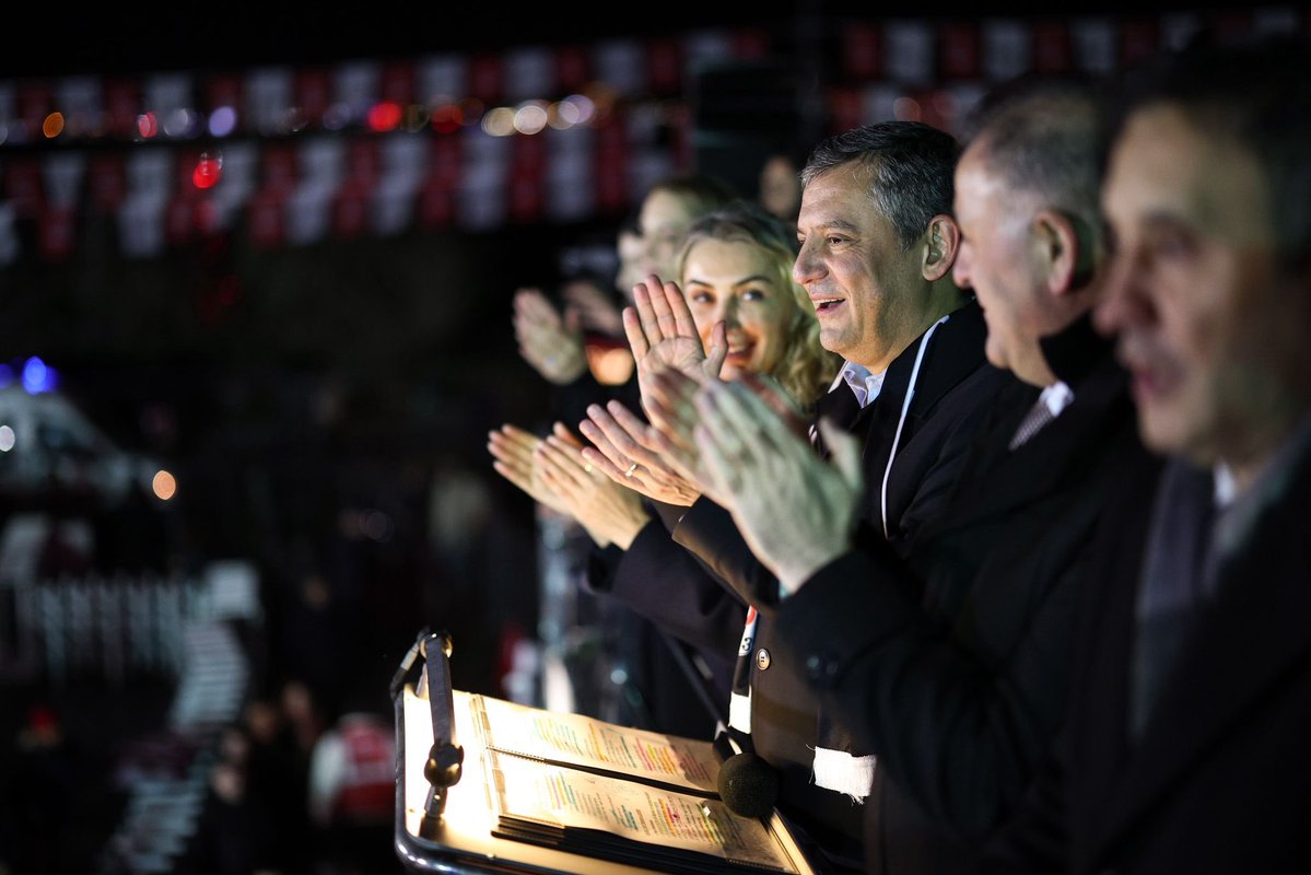 ozgurcelikchp's tweet image. Beşiktaş, kumpaslara ve iftiralara karşı tek yürek oldu.

Genel Başkanımız Özgür Özel öncülüğünde, Cumhurbaşkanı adayımız Ekrem İmamoğlu, Beşiktaş Belediye Başkanımız Rıza Akpolat ve tüm yol arkadaşlarımızın özgürlüğü için Beşiktaş Meydanı'nda bir araya geldik. 

İrade kazanacak,…