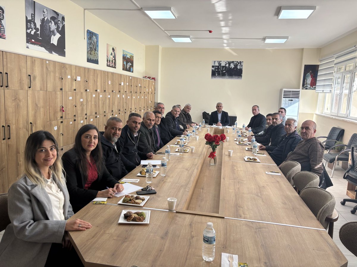 TarsusMtal's tweet photo. Şube Müdürü Hanifi BAŞIBÜYÜK başkanlığında tüm idareci ve bölüm Şeflerimiz ile  Mesleki Eğitimi Geliştirme Toplantısı yapılmıştır.Ziyaret amaçlarında Meslek Liselerinin nasıl daha iyi olabileceği ile ilgili konuşulmuş ileriye dönük yapılabilecek çalışmalardan bahsedilmiştir🙏 https://t.co/lwebdYRnkn