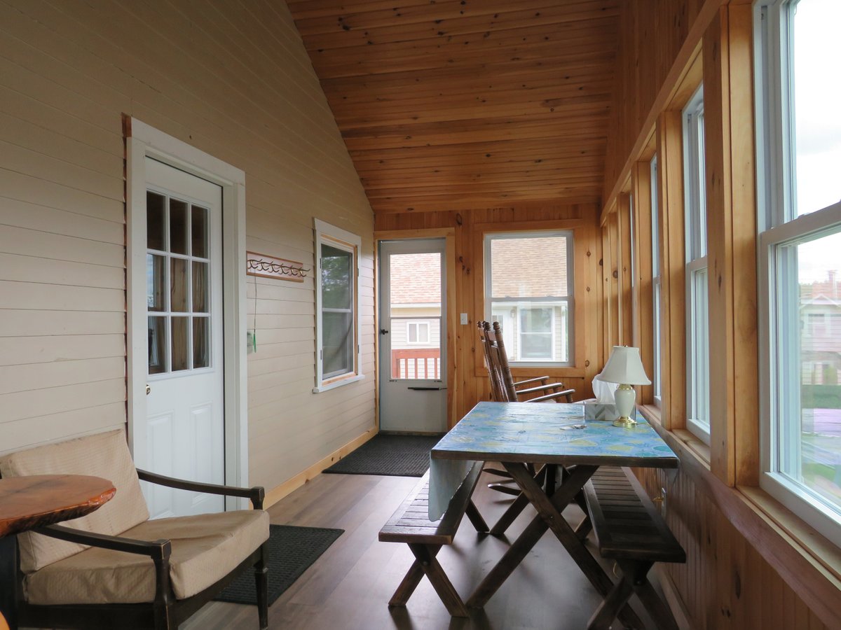 NewfoundRentals's tweet photo. 🌞 Cottage #2 – Your Perfect Lakeside Escape 🏡🌊
Wake up to full sunshine all day and soak in breathtaking views of the lake, beach &amp; mountains from the cozy three-season porch 🌄
📞 Call/Text: +1-(603)-724-0490
🌐 Book now: https://t.co/mYQQMCNw5F
#CottageLife #LakefrontLiving https://t.co/kY7lgDX3xb