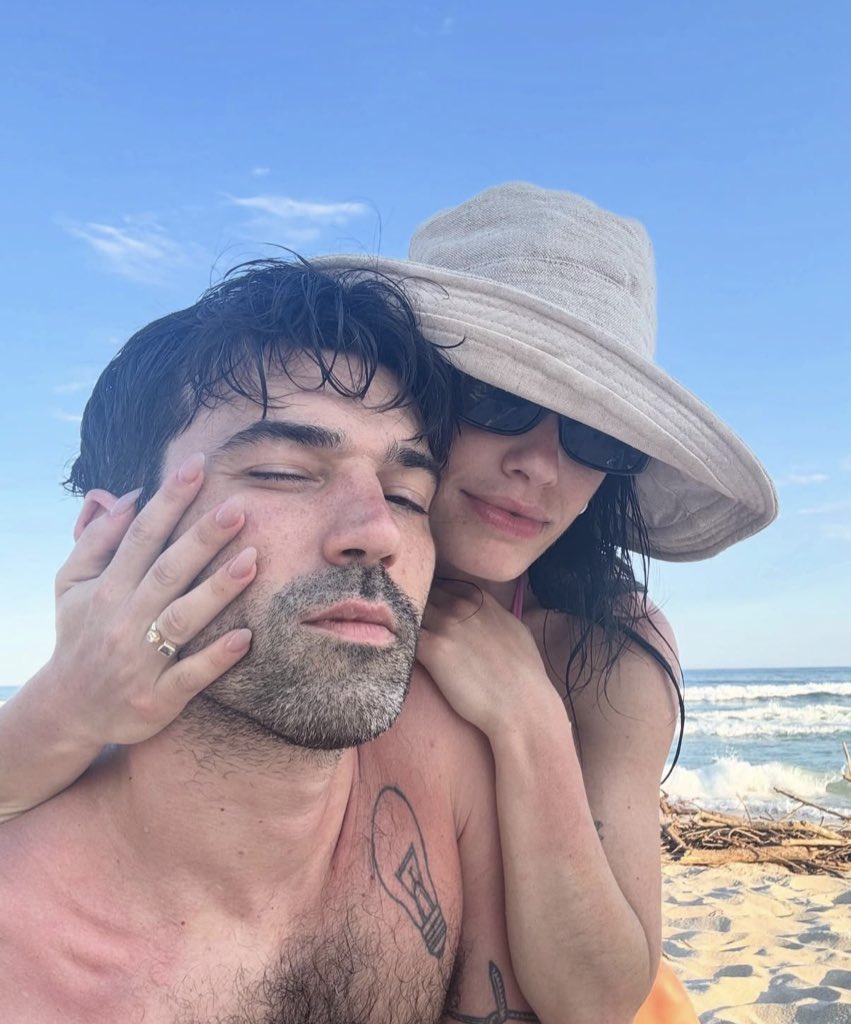 chastainjs's tweet photo. Este año se nos casa taylor y lali, la felicidad es enorme AAAAAAAAA SE NOS CASAN NUESTRAS AMIGAS PERSONALES https://t.co/ut1aJb5bMd