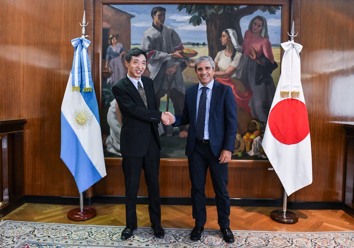 LuisCaputoAR's tweet image. Mantuve una muy buena reunión en el Ministerio de Economía con el embajador de Japón en Argentina, Hoshino Yoshitaka, con quien dialogamos sobre los avances del programa económico que estamos implementando en el país. 

En el encuentro, en el que también participó el secretario…