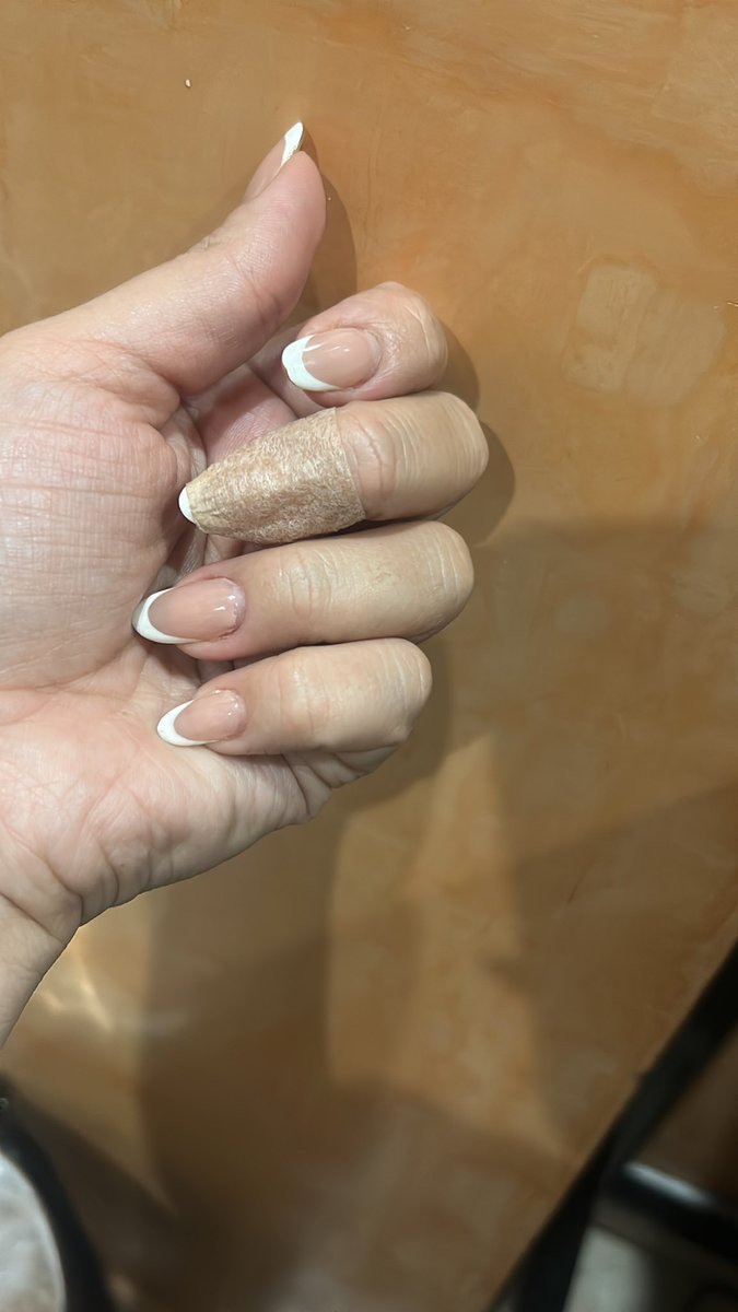 VictoriaRedHot's tweet image. ¿Y la maldición del día de hoy qué ?  😟 🥲🥲