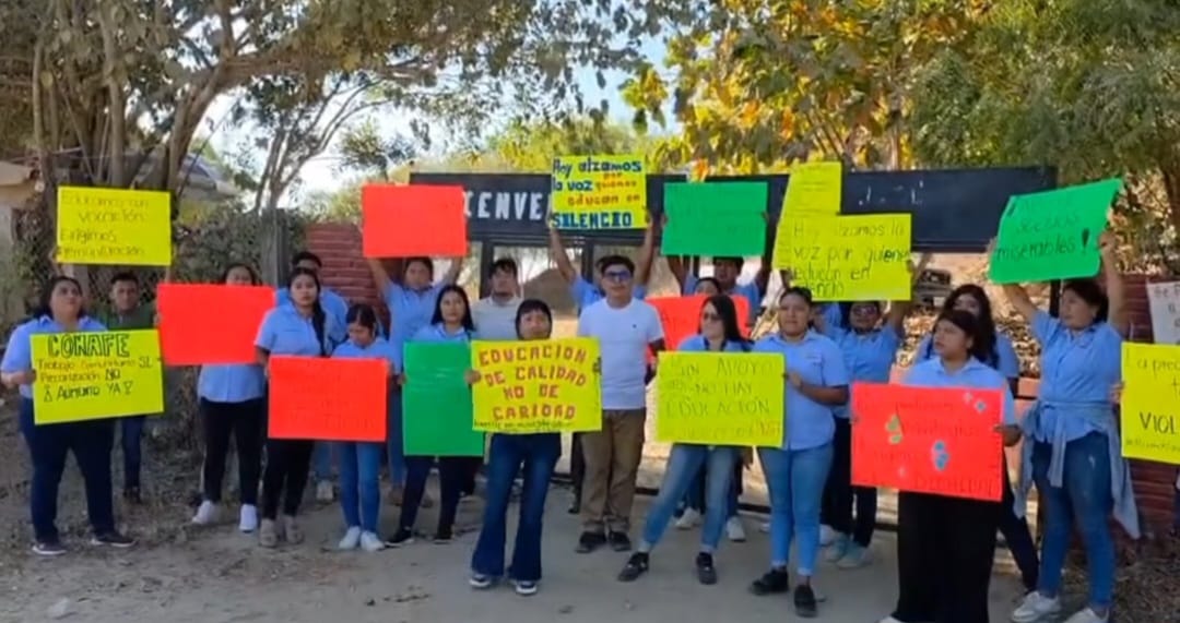libertadoaxnews's tweet image. 🟥🪧#ULTIMAHORA 

Docentes del #CONAFE inician movilización en San Pedro Pochutla por condiciones laborales dignas

Docentes del Consejo Nacional de Fomento Educativo (@CONAFE) iniciaron una movilización pacífica para expresar su inconformidad ante las condiciones en las que