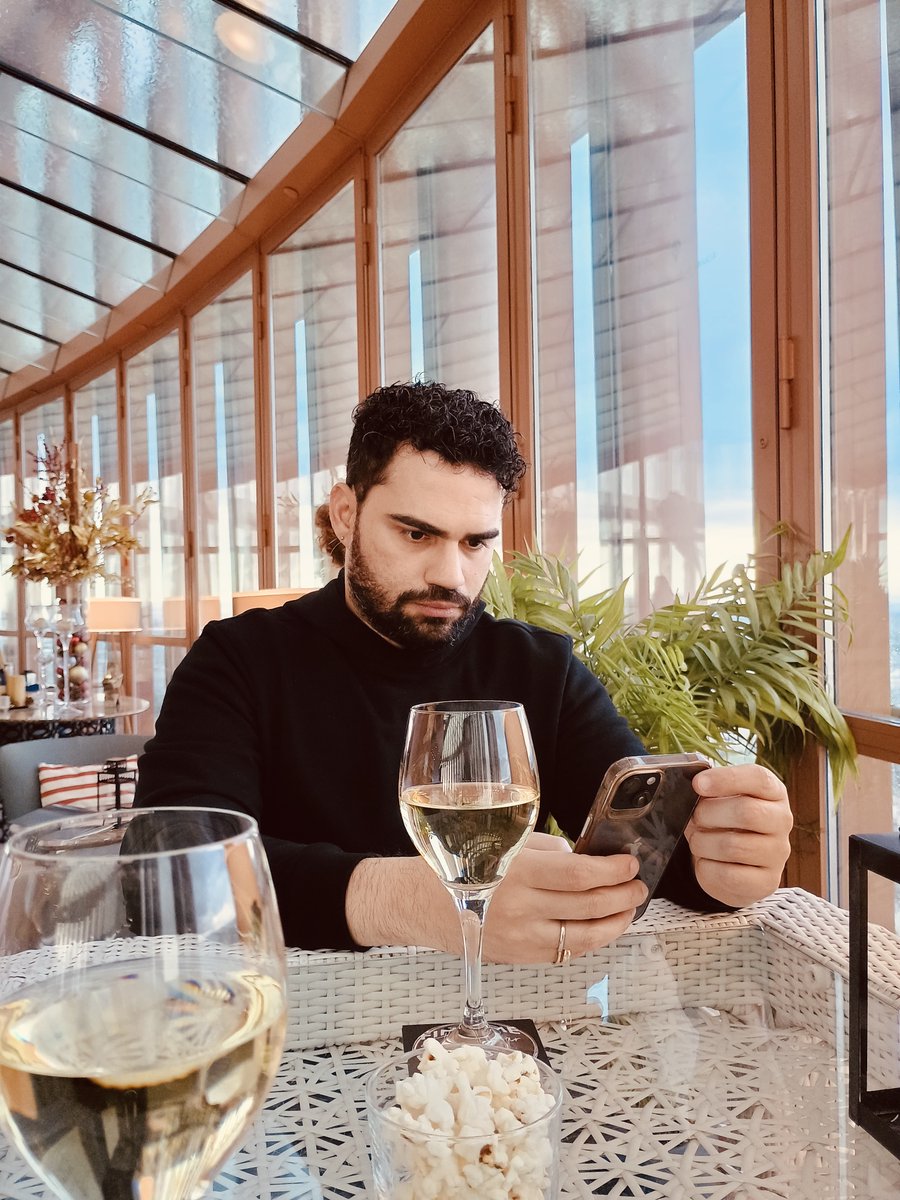 ynpoti's tweet image. Do dia em que fiz 34 anos. 
Gostei dessa foto justamente por poder observar com clareza que o tempo está passando e deixando marcas em meu rosto. Delas muito tenho me orgulhado, na verdade. 
É isso, fiz 34.