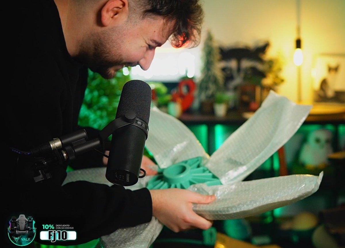 Fj_lopez_'s tweet photo. Hace muy poco me llegó un regalito 📦✨ de @ValkGaming y anoche os enseñé bastante en directo. 

Mil gracias💚 por preocuparos por mí y por mi espalda aportando calidad y estilo. El verde no puede ir más a juego 🫶🏻

-El chat: "Es un descapotable" 🤣

#Ad https://t.co/kV4olhAeUF